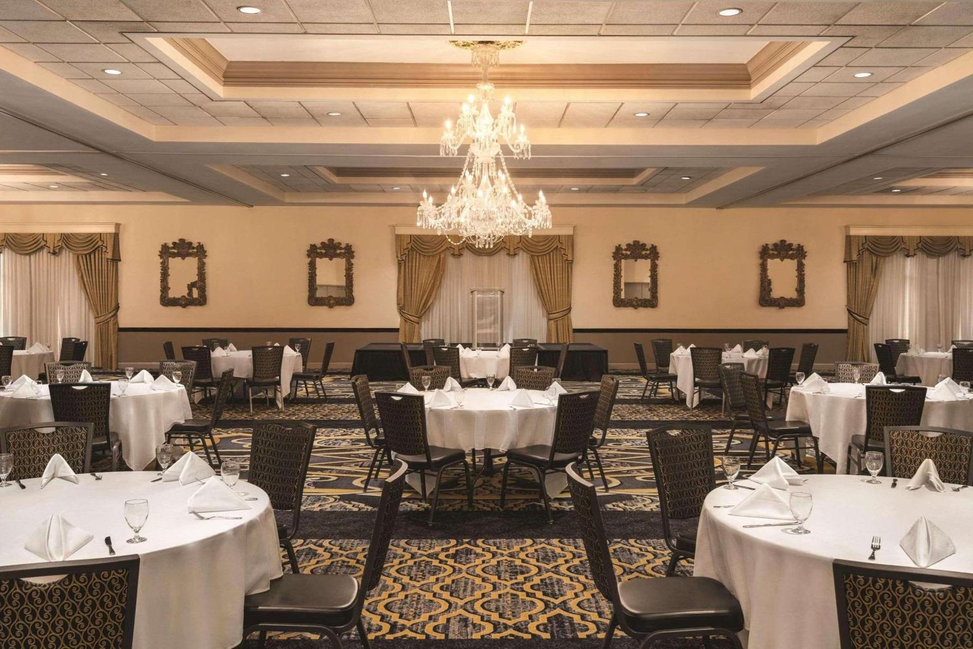 Radisson Hotel & Conference Center Rockford Eksteriør billede